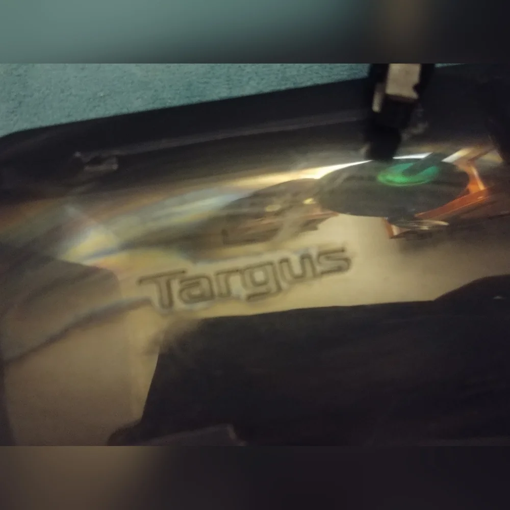 Targus compact laptop charger APA69